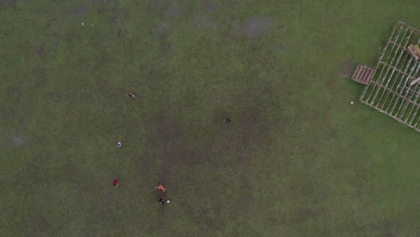 foto de arriba de niños indonesios jugando al fútbol en un campo de fútbol en waikaboebak, aérea
