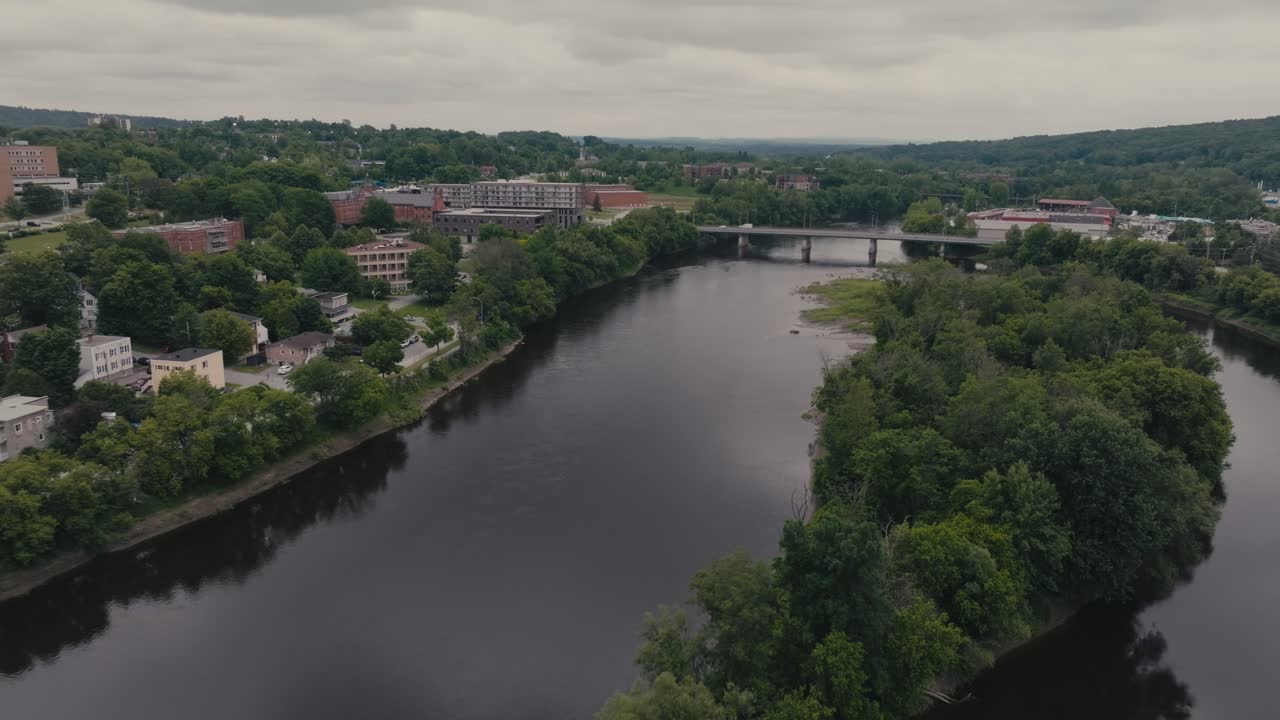 Vista aerea sul fiume Magog a Sherbrooke, Canada - Ripresa con drone