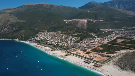 Hermosa-Bahía-En-El-Mar-Jónico-Llena-De-Construcciones-Para-Las-Vacaciones-De-Verano,-Que-Amenazan-El-Medio-Ambiente-Y-La-Belleza-Natural-De-Albania.