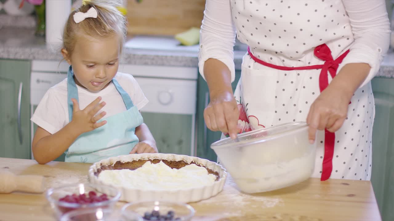 niña pequeña viendo el horneado con anticipación