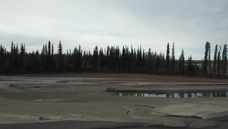 Vista-Aérea-Sobre-árboles-Y-Río-En-Alaska