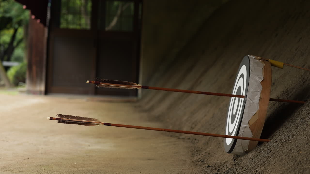 el tiro con arco japonés kyudo. la segunda flecha falla el objetivo.