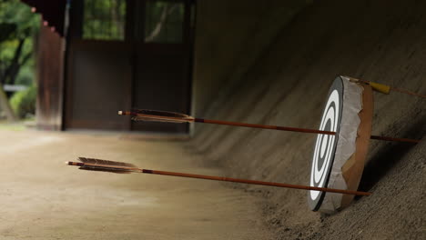 Kyudo-Japanisches-Bogenschießen.-Der-Zweite-Pfeil-Verfehlt-Das-Ziel