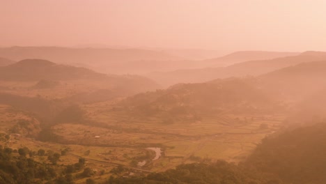 drone volando en capas de montañas de los ghats occidentales en india