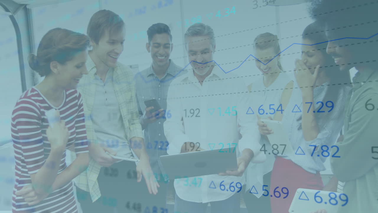 Animação de dados financeiros e mercado de ações sobre equipe de negócios diversa colaborando