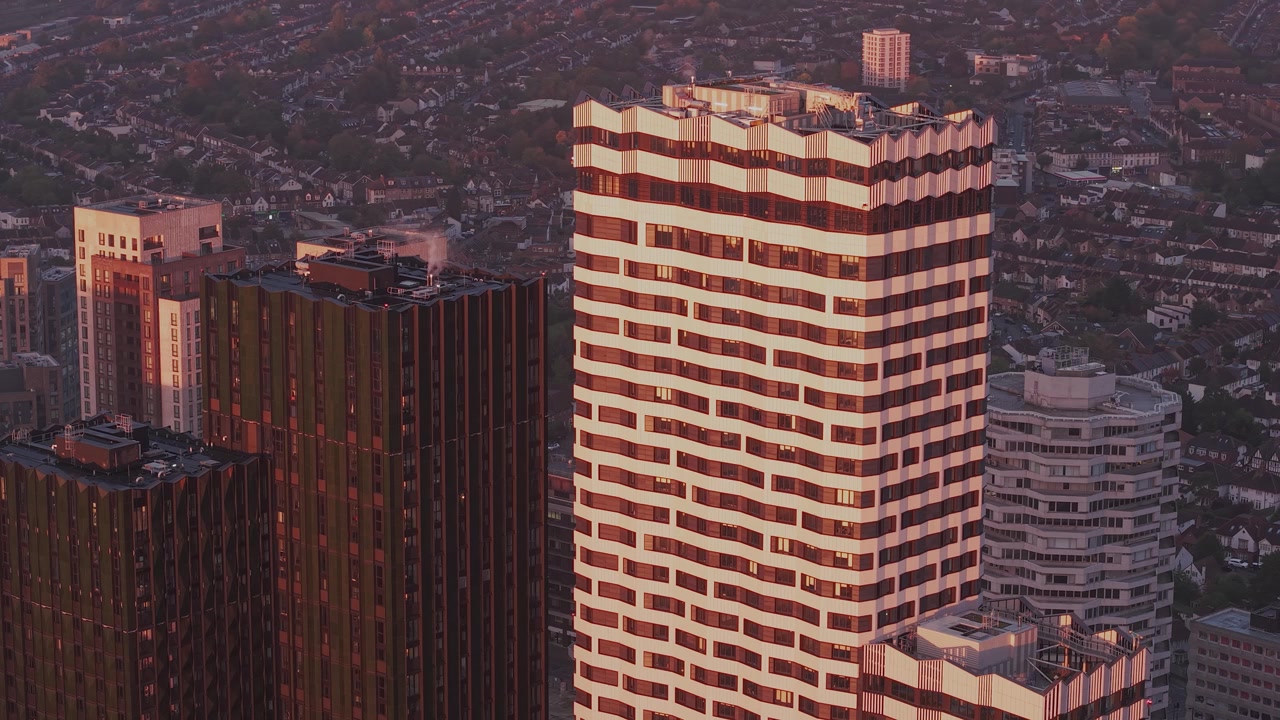 Veduta aerea su moderni grattacieli residenziali e lo skyline al tramonto della città di Croydon, Londra.