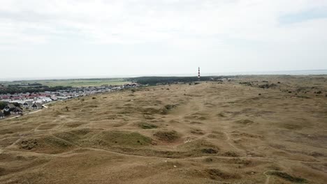 Luftaufnahme-Der-Insel-Ameland-Mit-Einem-Campingplatz-Und-Einem-Berühmten-Leuchtturm