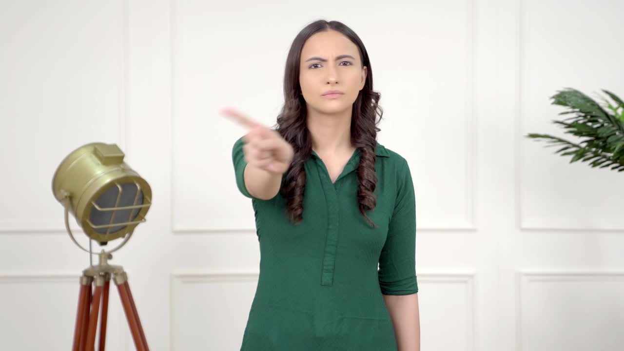 mujer india diciendo que no y deteniéndose