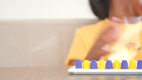 niño jugando con piezas de rompecabezas de plástico de colores