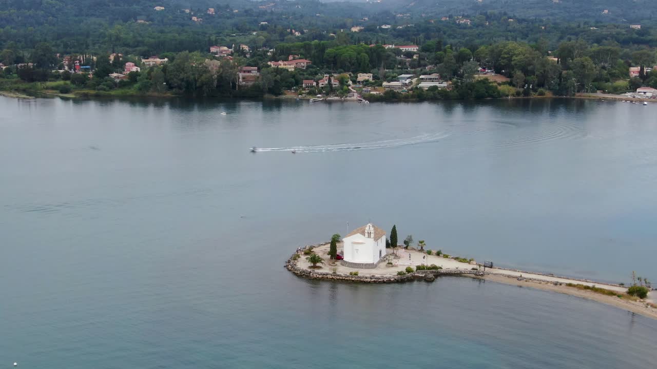 수상 스포츠 에어리아가 있는 코르푸의 코메노 베이 무인 항공기 보기