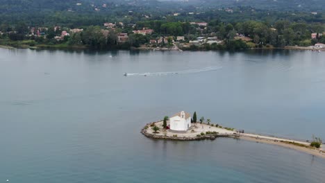 Drohnenblick-Auf-Die-Bucht-Von-Komeno-Auf-Korfu-Mit-Wassersport-Aeria