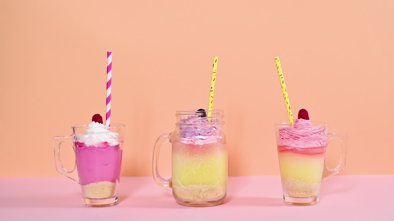 오렌지 분홍색 파스텔 테마에서 장소를 바꾸는 컵에 크림과 함께 달한 푸딩. 움직임을 멈추십시오