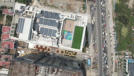 un video vertical aéreo que muestra paneles solares instalados en edificios comerciales en chennai