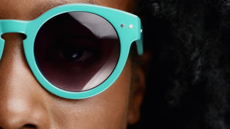 Afrikanische-Frau-Mit-Sonnenbrille,-Nahaufnahme-Einer-Augencharakterserie,-Isoliert-Auf-Reinem-Weißem-Hintergrund
