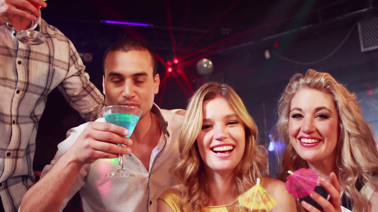 amigos felices bebiendo cócteles