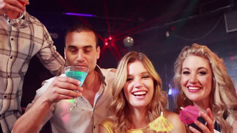 gelukkige vrienden die cocktails drinken