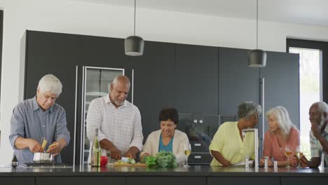 Glückliche-ältere,-Vielfältige-Menschen,-Die-In-Der-Küche-Im-Altersheim-Kochen