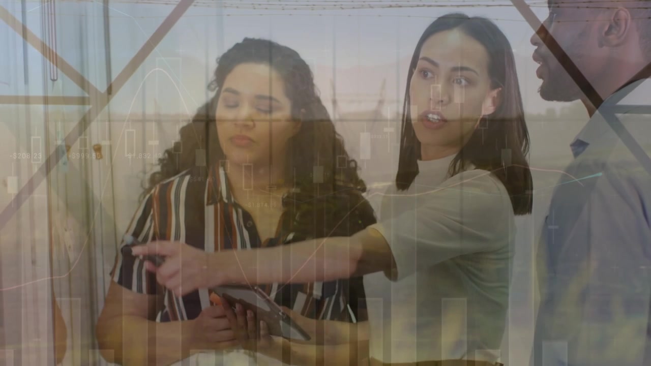 Animación del procesamiento de datos financieros sobre diversas personas de negocios en la oficina