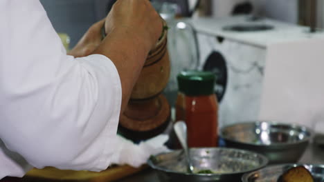 chef preparando comida tradicional georgiana, de cerca