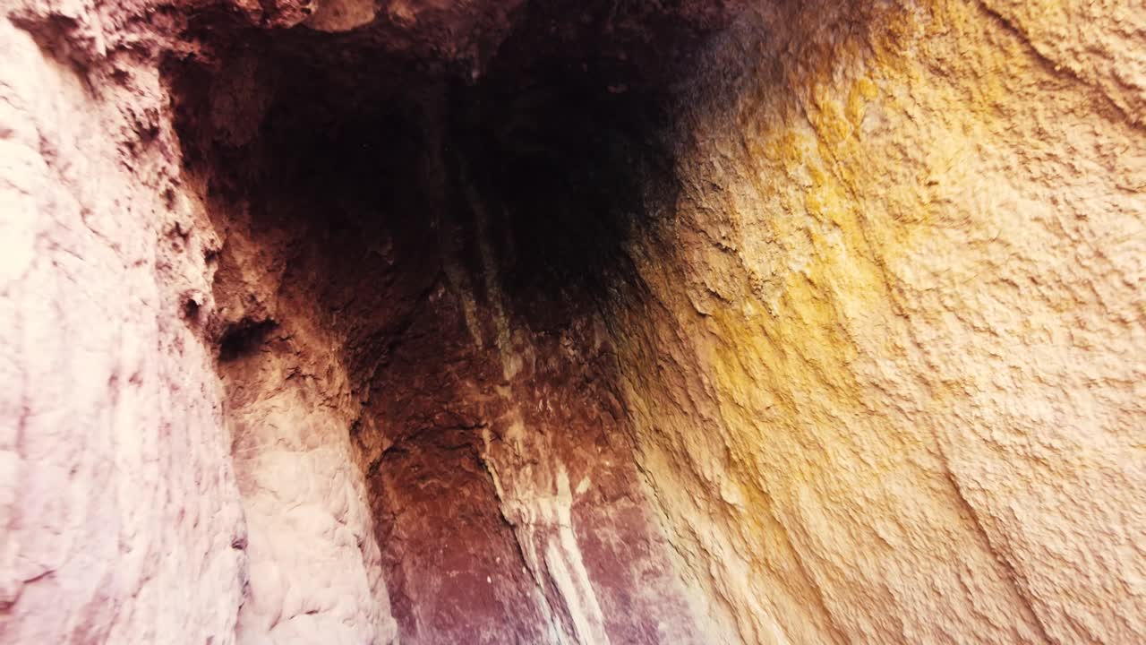 산 과 종려나무 사이 에 강 이 있는 협곡