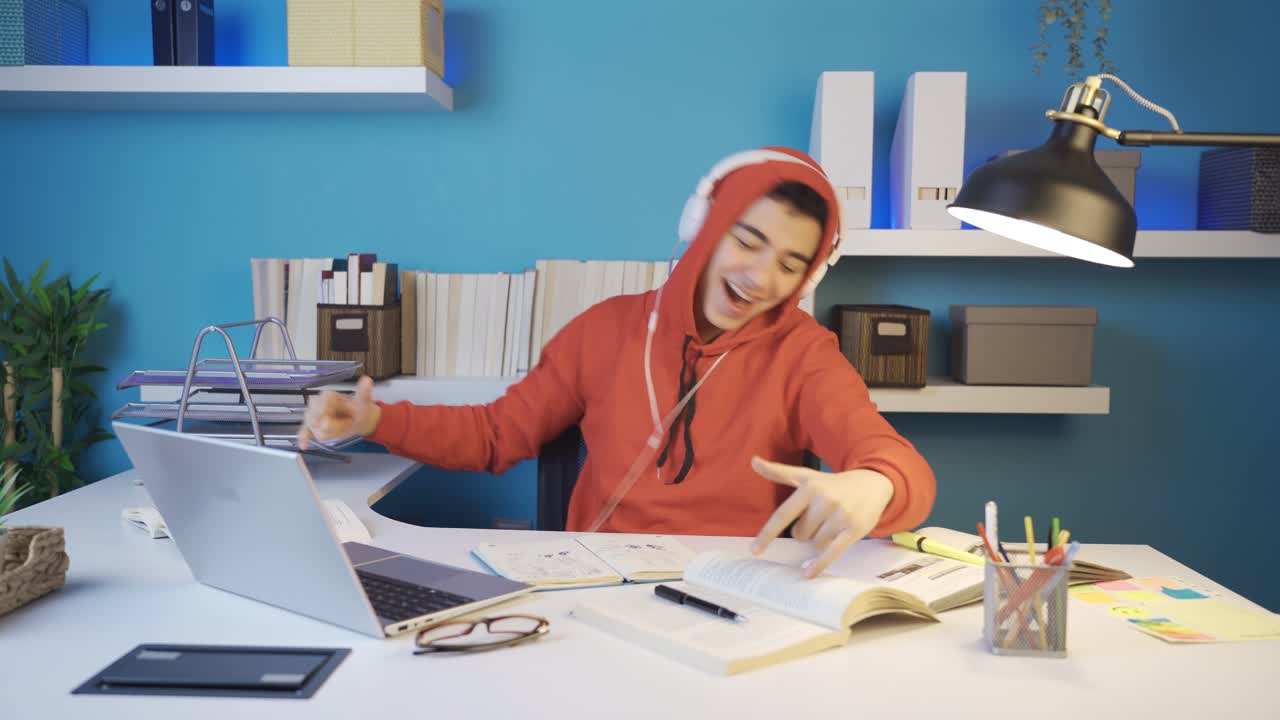 반항적인 십대는 쾌활한 음악을 듣고 야만적으로 춤을  ⁇ 니다.