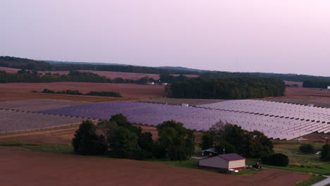 Vista-Aérea-De-Una-Granja-Solar-Que-Bordea-Una-Propiedad-Residencial,-Ubicada-En-El-Condado-De-White,-En-El-Sur-De-Illinois