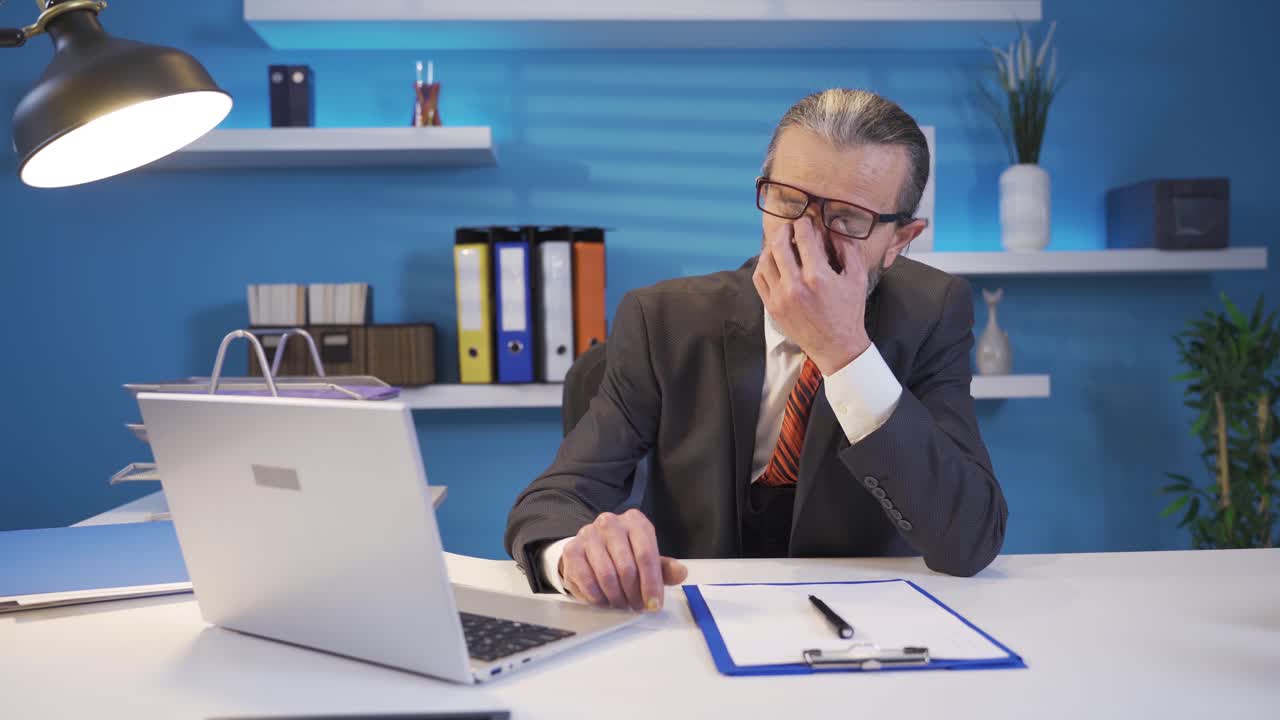 피곤하고 통증이 있는 눈을 가진 성인 사업가가가 잠들고 있습니다.