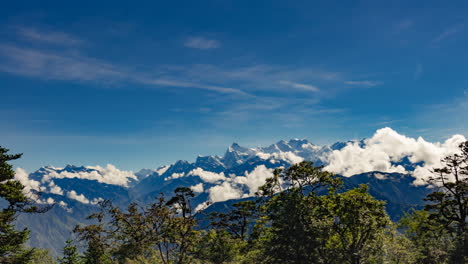 Tages-Zeitraffer-Des-Kangchendzönga-Gebirges-Mit-Ziehenden-Wolken-Und-Wäldern-Im-Vordergrund