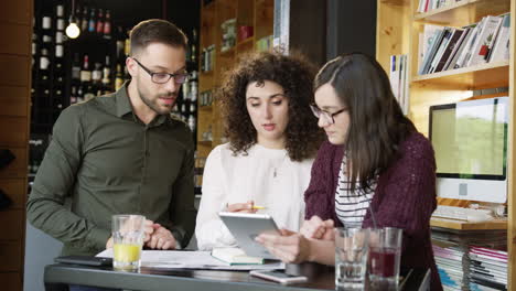 jóvenes profesionales colaboran en