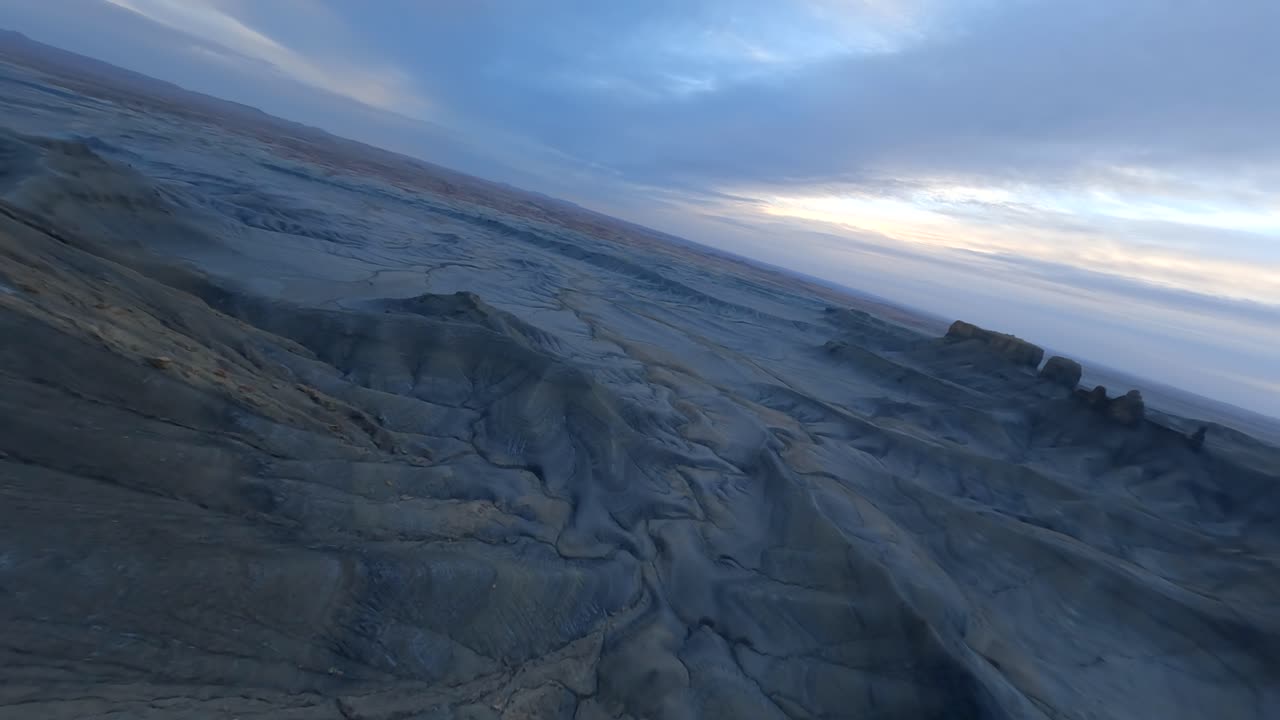 Viste aeree di canyon desolati e formazioni rocciose