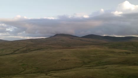Filmischer-Hyperlapse,-Der-Die-Wunderschöne-Hügelige-Landschaft-Des-Brecon-Beacons-Nationalparks-Und-Sich-Bewegende-Wolken-Zeigt