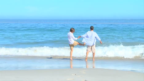 Pareja-Remando-Y-Jugando-En-La-Orilla-Del-Agua