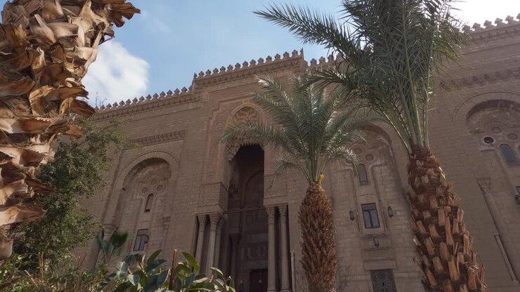 Vista della facciata esterna della moschea di Al-Rifa'i. Il Cairo, Egitto. Angolazione bassa.