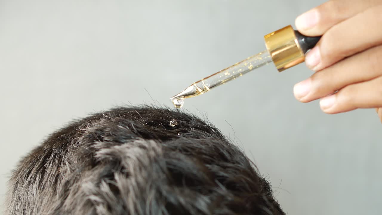 머리에 에센셜 오일을 바르는 젊은이들