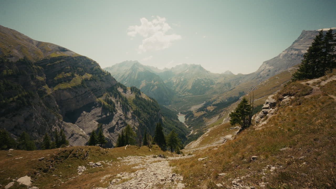 Scenario della valle di montagna