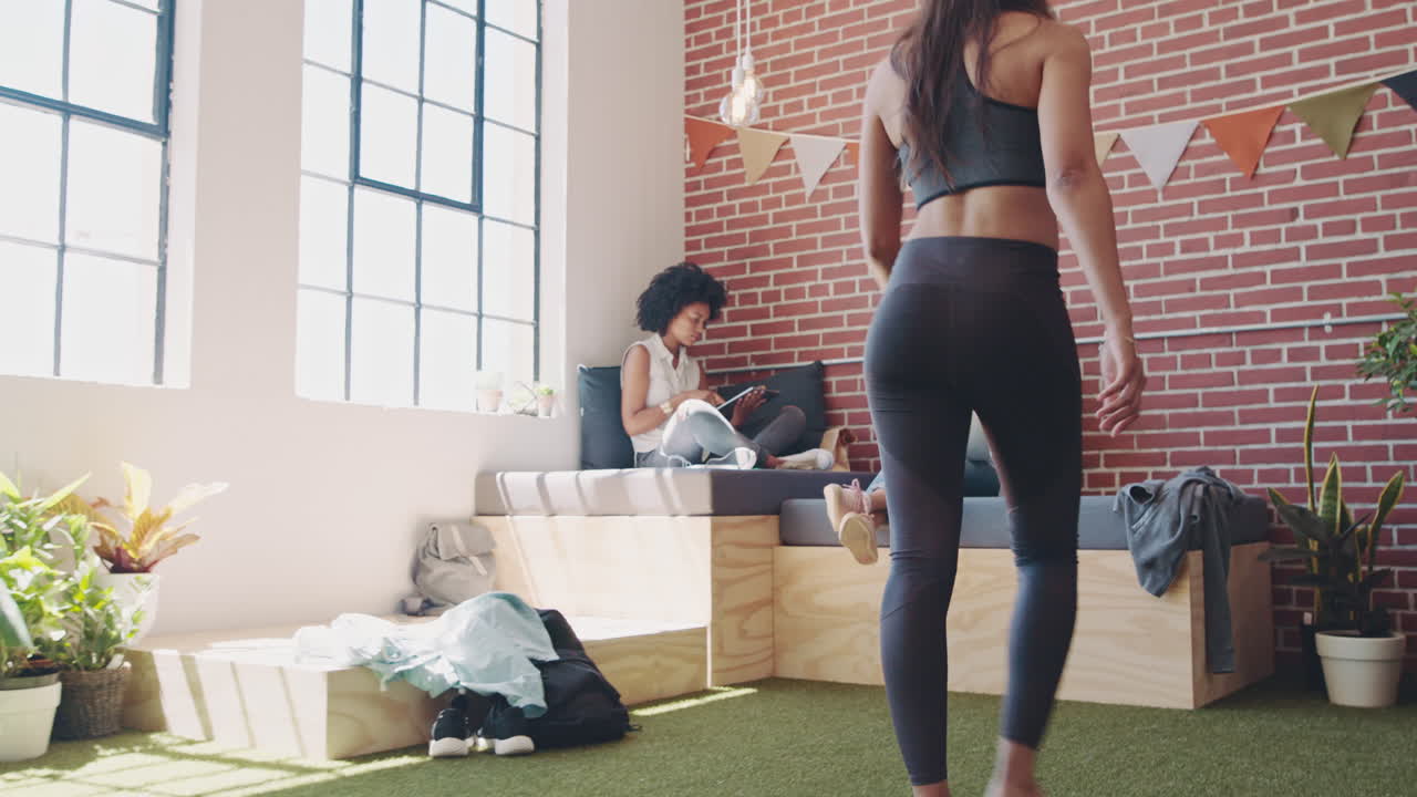 Fitness, yoga e donne in ufficio per la salute.