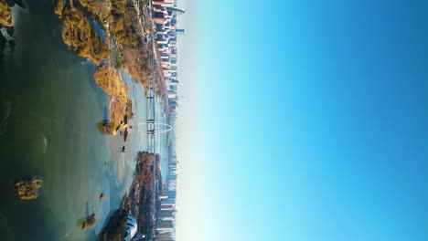 una vista aérea vertical captura un puente con tráfico de automóviles, que atraviesa el río benghe en el centro de linyi, provincia de shandong, china