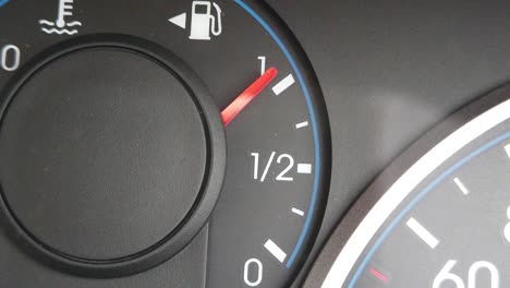 El-Tablero-Del-Automóvil-Con-Indicador-De-Combustible-Se-Llena