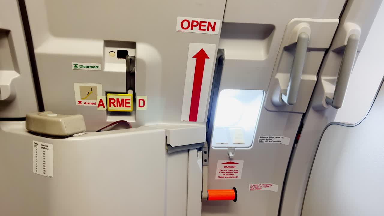 비행 중 에어버스 비행기 문이 닫히고 무장된 세부 사항