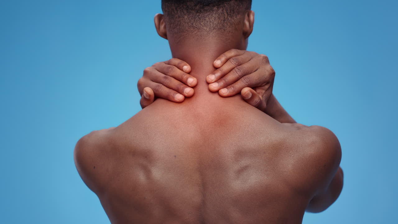 hombre con dolor de cuello y espalda