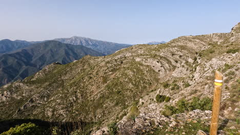 Toma-En-Movimiento-De-4k-De-Hermosas-Montañas-Y-Letrero-De-Senderismo-En-La-Concha,-Marbella,-España