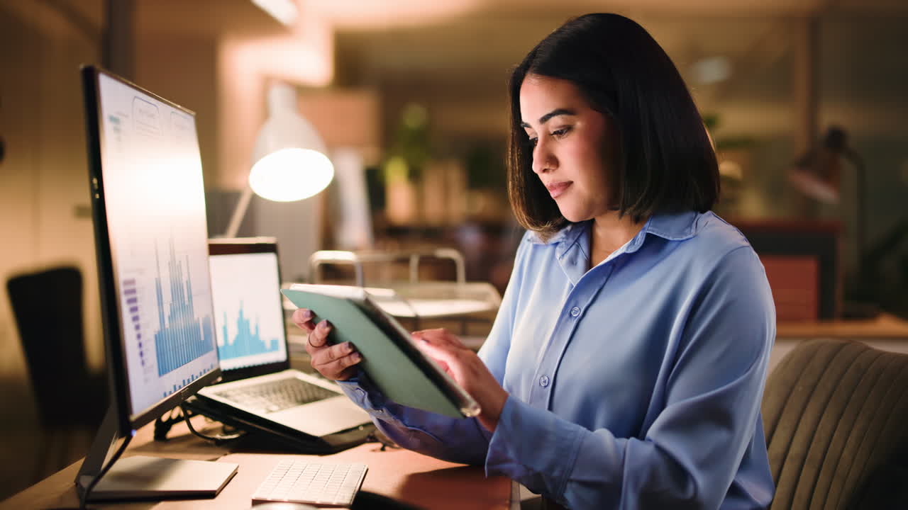 mujer trabajando en una tableta en la oficina