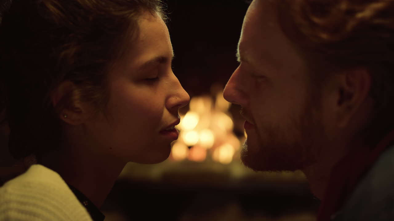 애정있는 남자친구 여자친구 얼굴 벽난로 저녁에  ⁇ 만적 인 데이트를 즐기십시오