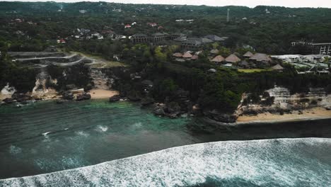 hermosa playa de bingin con casas de acantilados exóticos y hotel ubicado en bali, indonesia