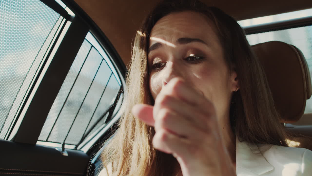 놀란 사업가 여성은 사업 자동차에서 프로젝트 결과를 통해 성공을 느 ⁇ 습니다.