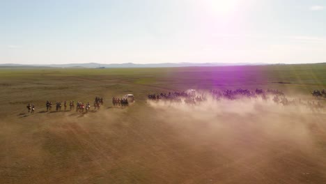 Jinetes-Entrenando-Para-Una-Carrera-En-Mongolia-Llamada-Naadaam