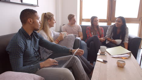 studenten entspannen sich in der lounge einer gemeinsamen unterkunft