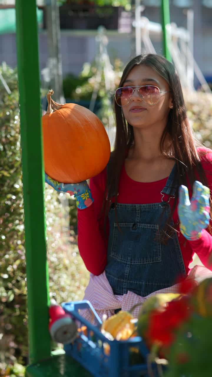 정원에서 호박을 들고 있는 젊은 여성