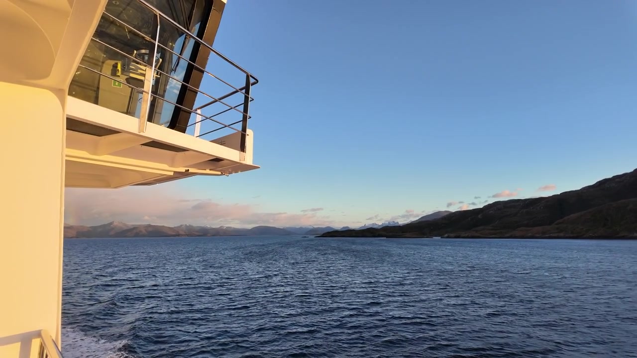 Luxuskreuzfahrt segelt durch die Fjorde von Feuerland, Chile.