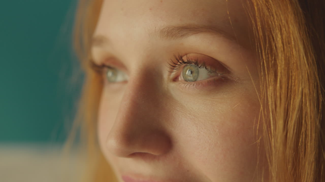 hermoso ojo azul femenino